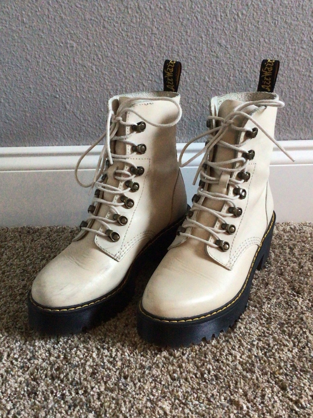 Dr. Martens Leona